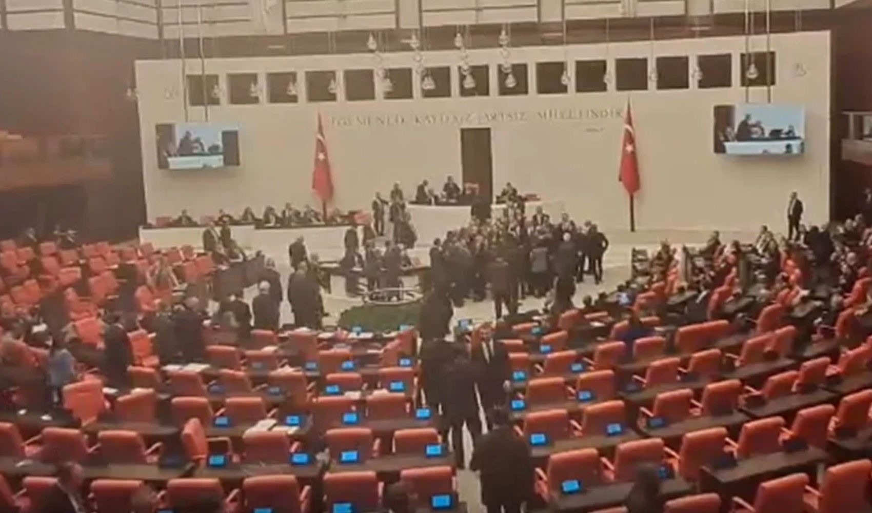 TBMM'deki emekli maaşı görüşmelerinde AKP'lilerden skandal! MHP'li Celal Adan'dan 'Ahlaksızlık' tepkisi