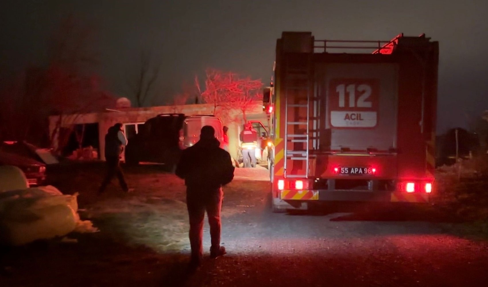 Kaynar suya benzin dökülen evde patlama