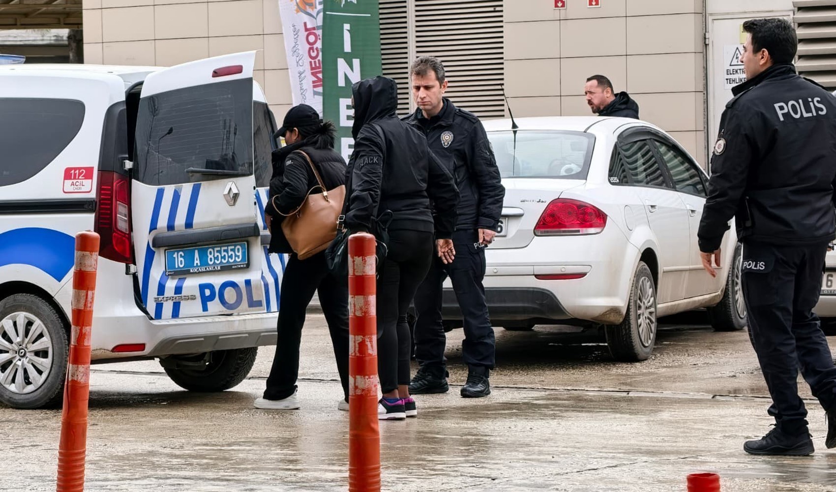 Kaçak masör operasyonunda 3 yabancı uyruklu kadın yakalandı