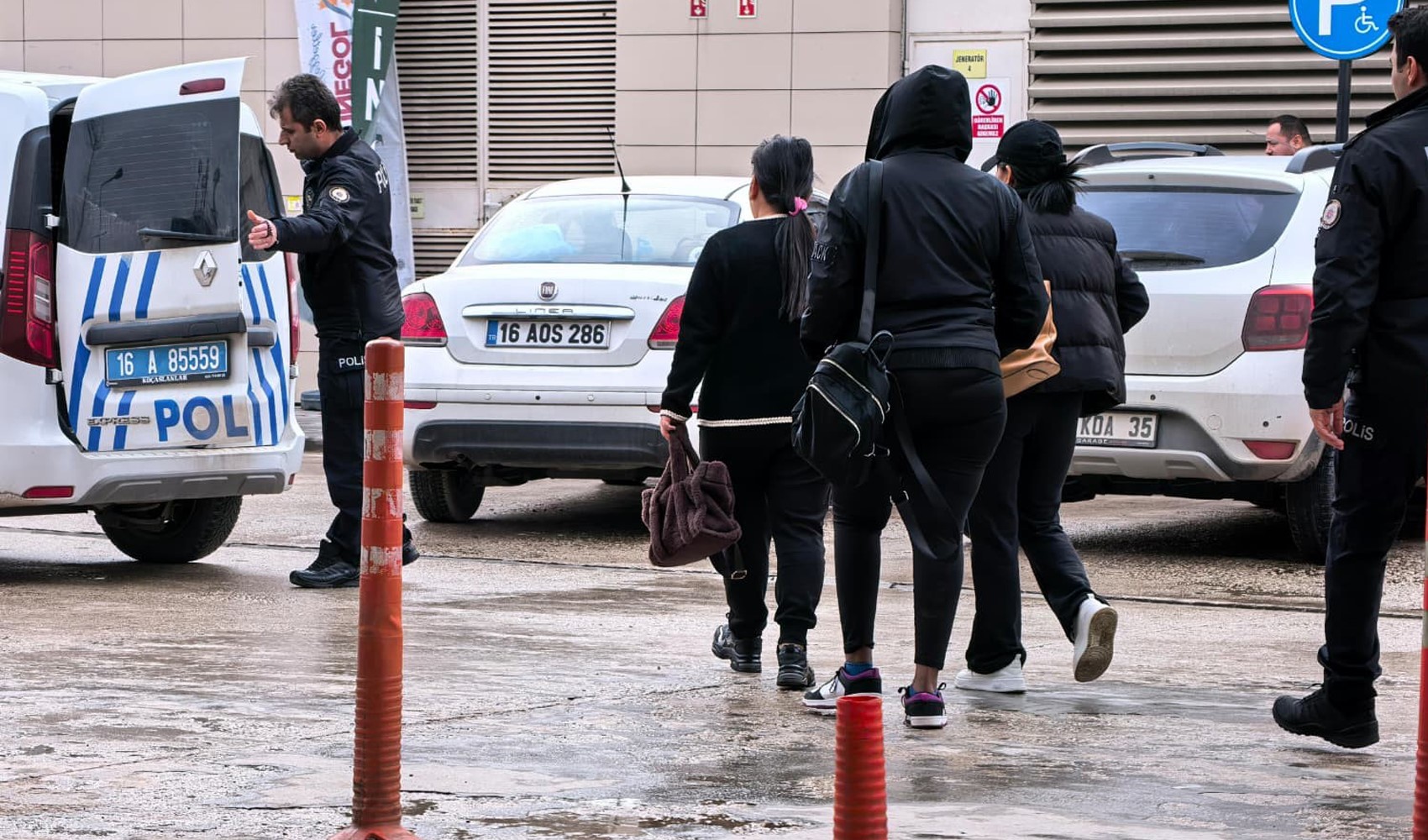 Kaçak masör operasyonunda 3 yabancı uyruklu kadın yakalandı