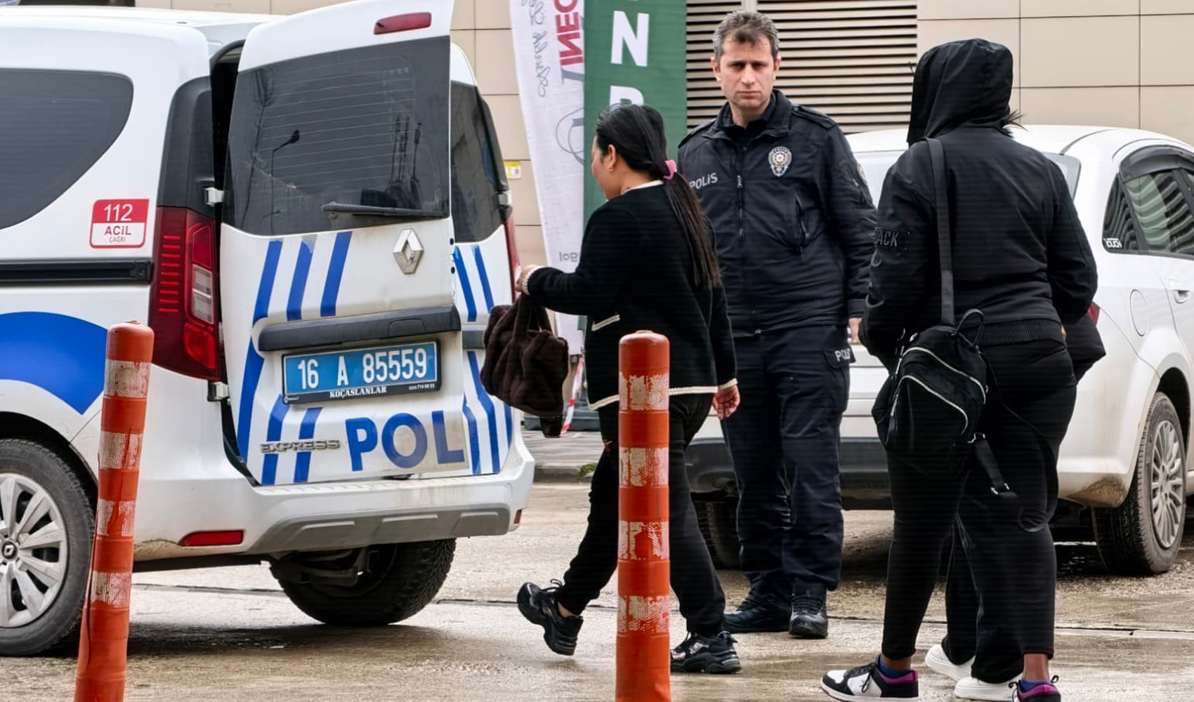 Kaçak masör operasyonunda 3 yabancı uyruklu kadın yakalandı