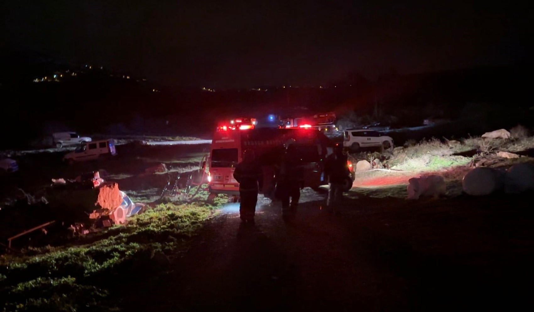 Kaynar suya benzin dökülen evde patlama