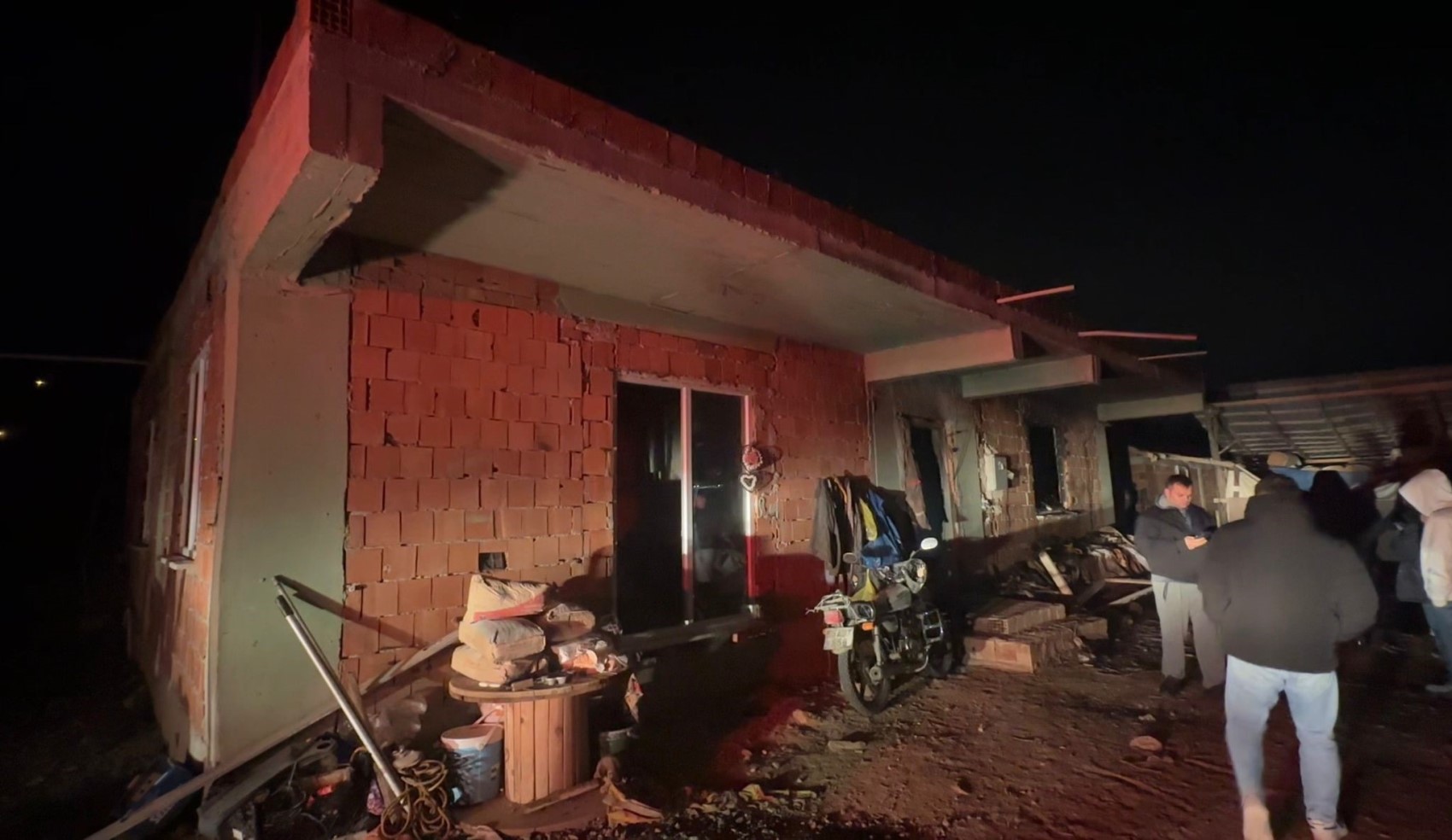 Kaynar suya benzin dökülen evde patlama