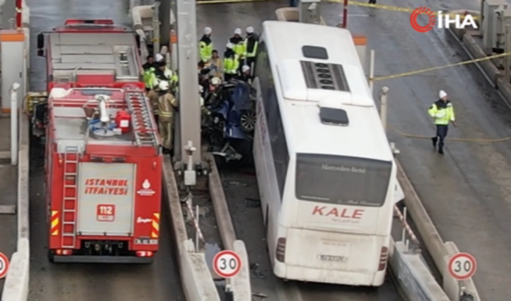 Kuzey Marmara Otoyolu Kınalı gişelerinde otobüsün karıştığı feci kaza