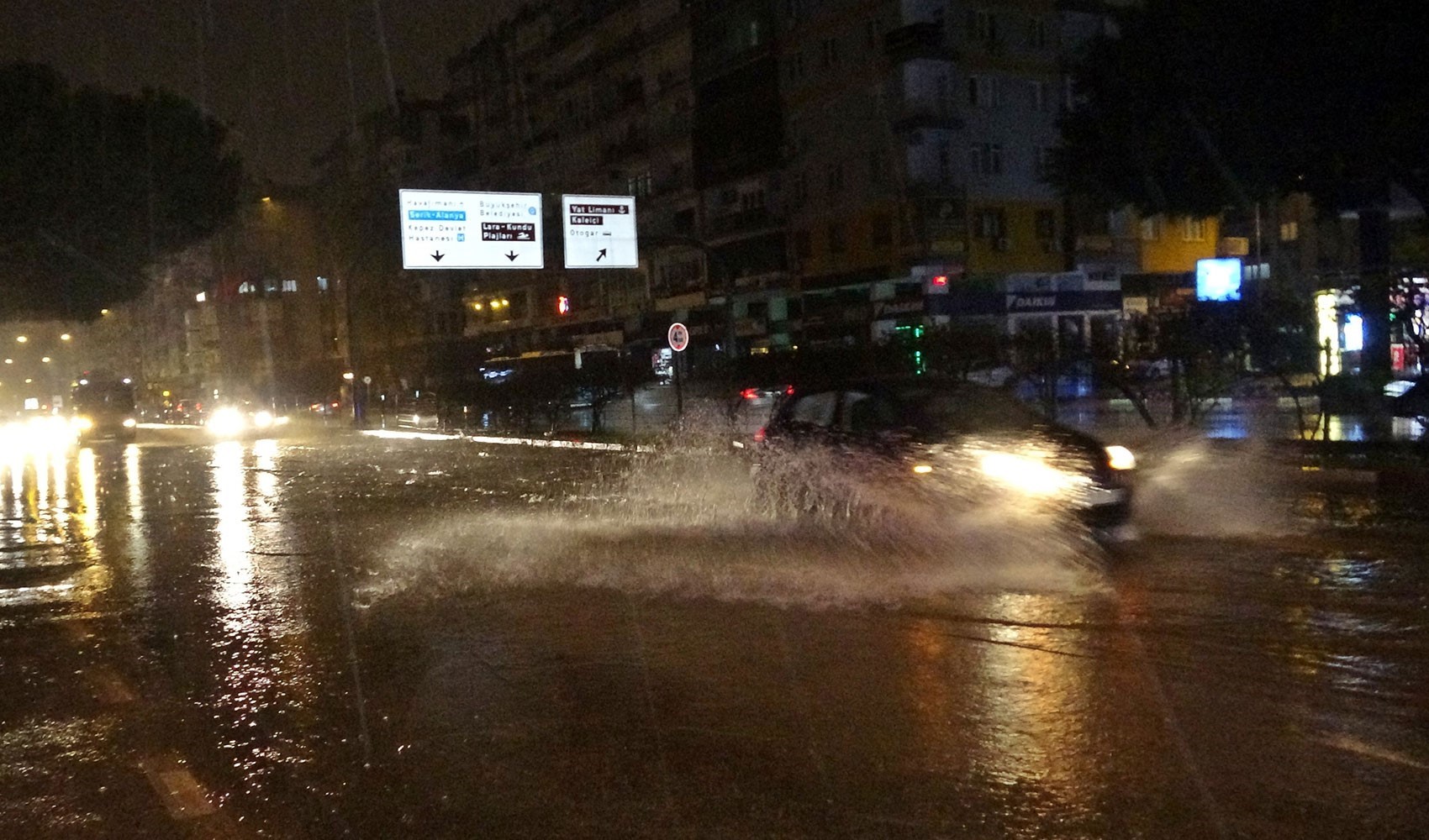 Antalya'da fırtına ve sağanak hayatı felç etti: Yollar göle döndü, araçlar kaldırımdan gitti