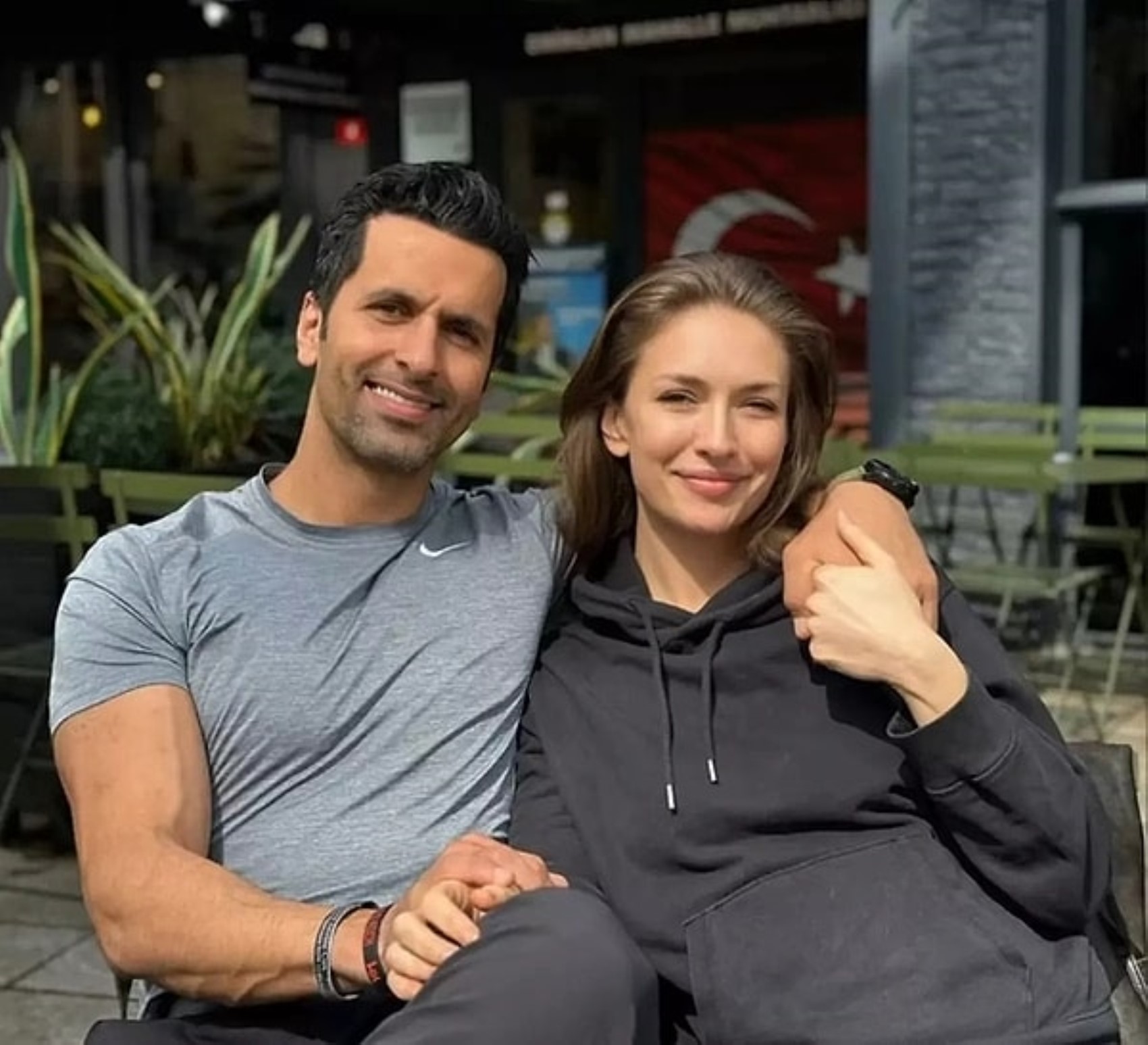 Yasemin Kay Allen, eski FBI ajanı ile evlendi