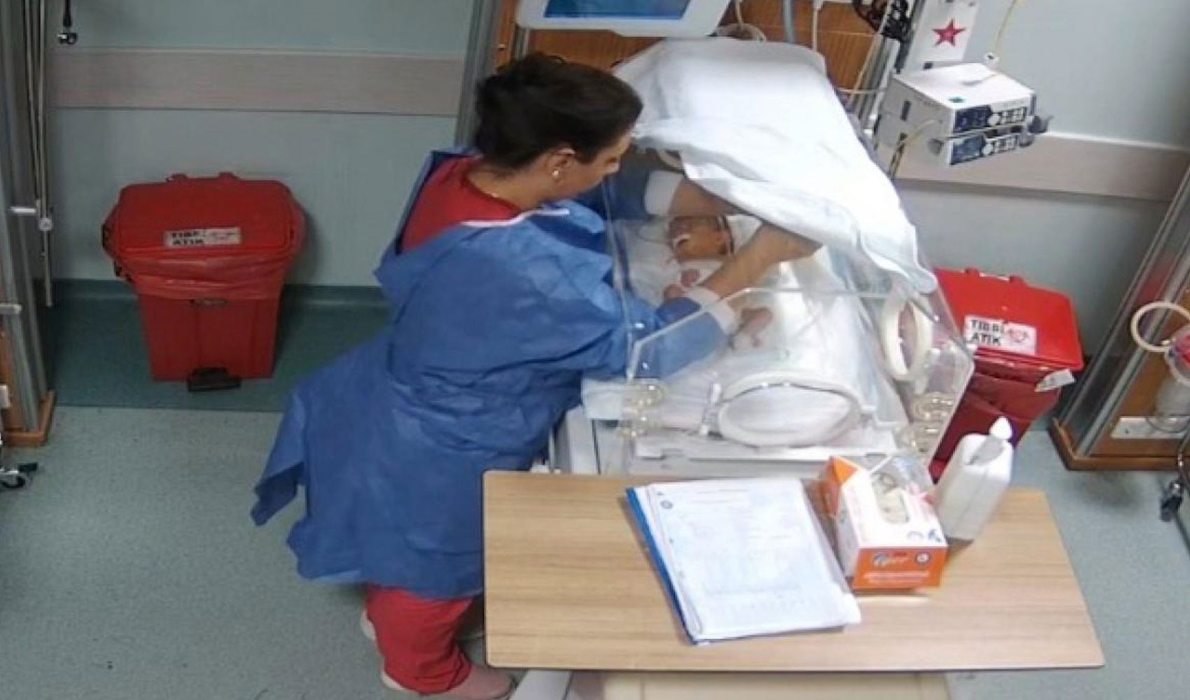 5 günlük bebeği darp eden hemşire teslim oldu