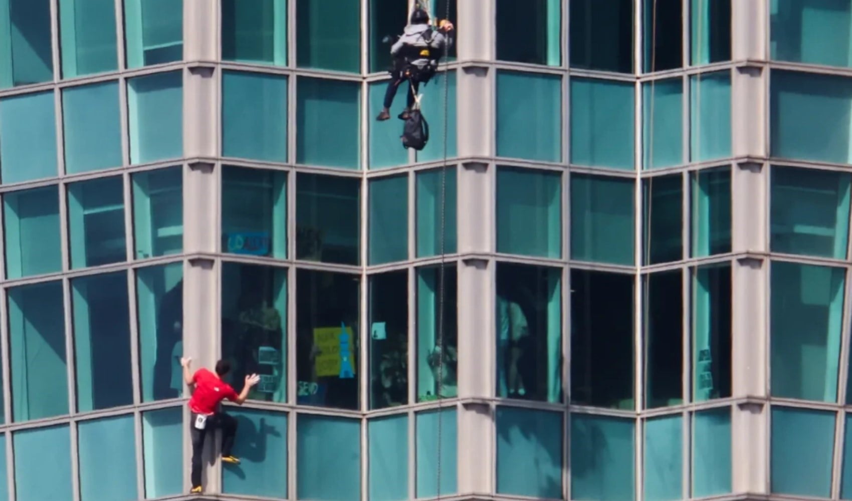 ABD’li ünlü dağcı gökdelene ipsiz tırmandı