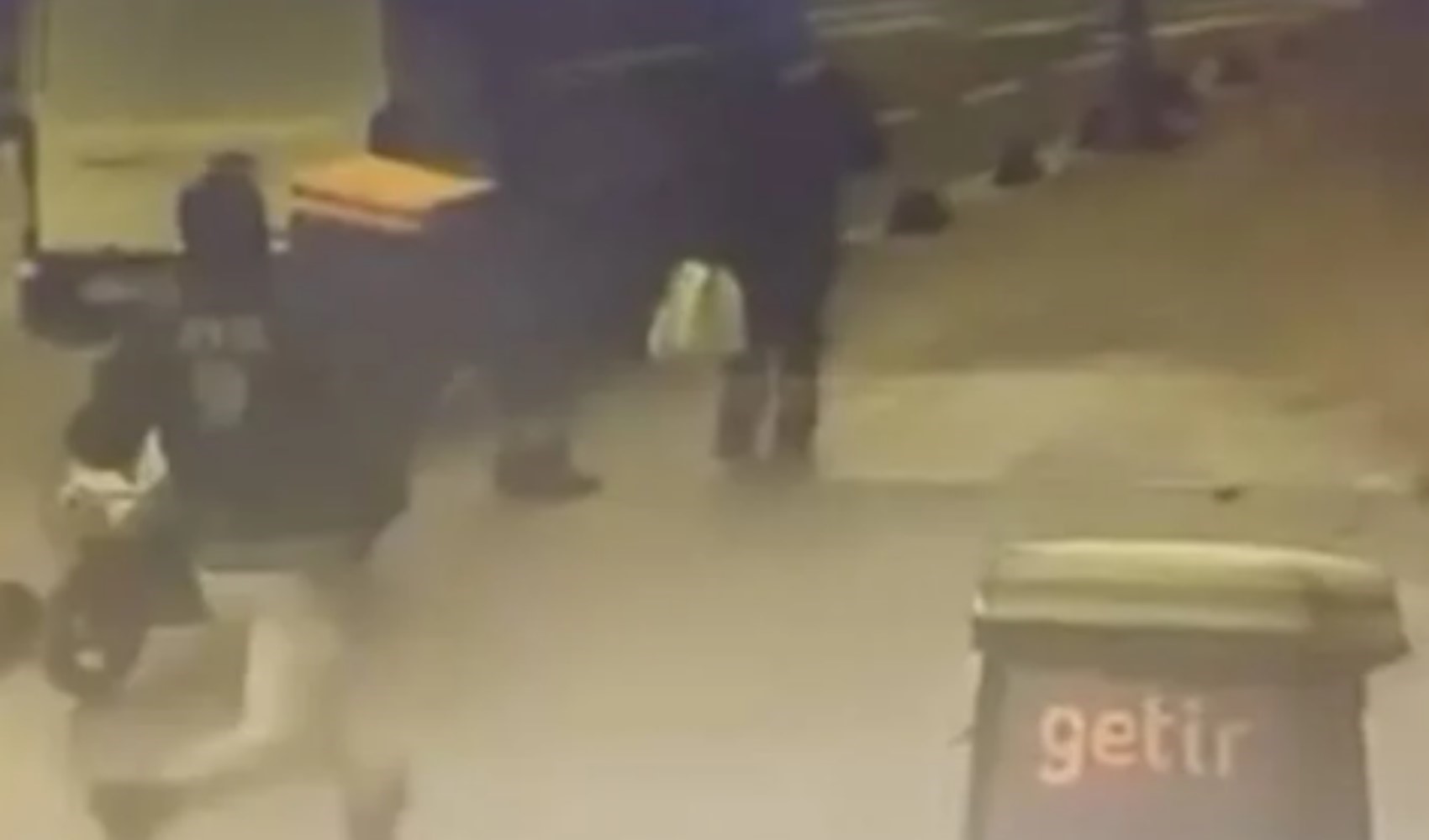 Kaçan şüpheliyi polis motokuryeyle takip etti