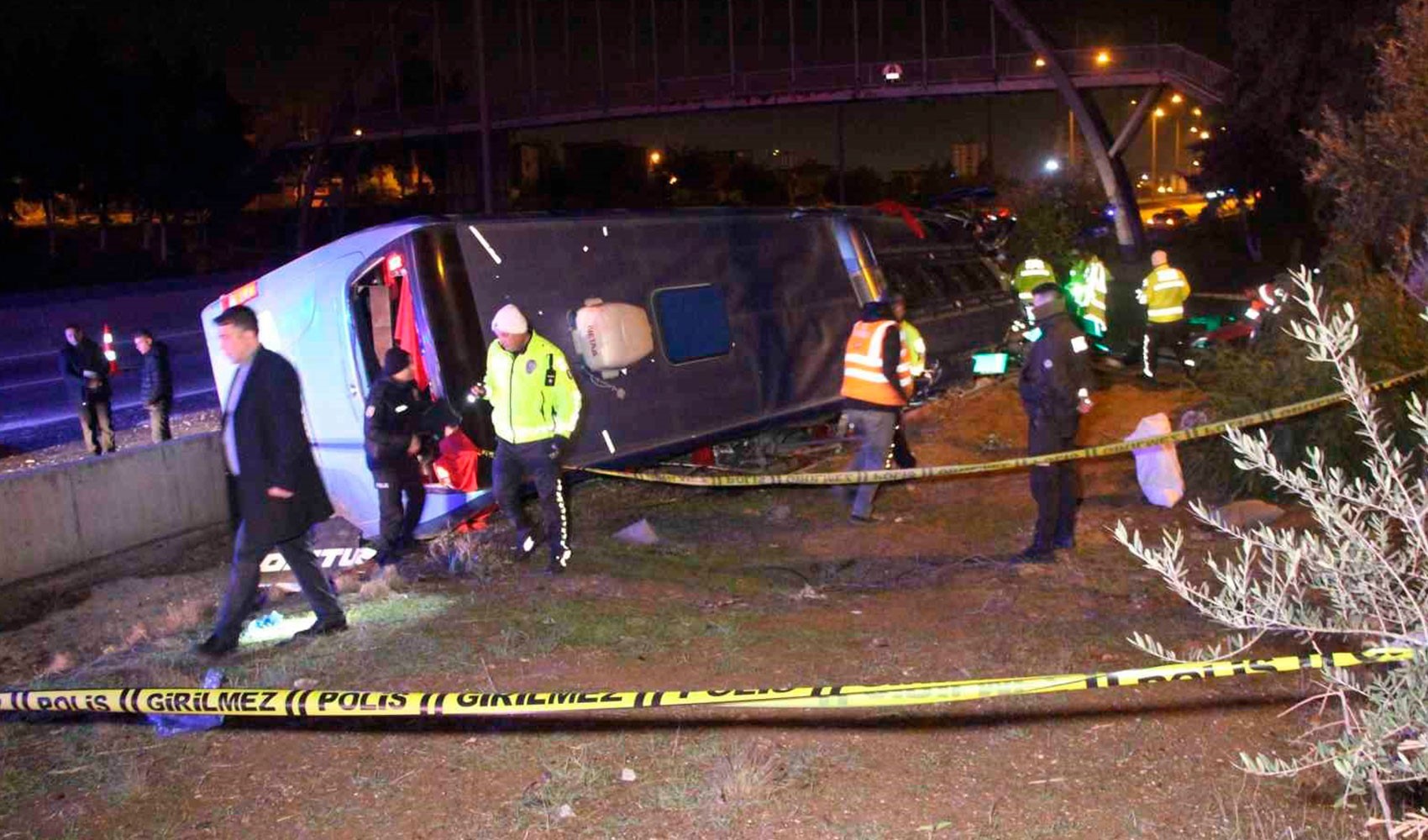 Adana’da yolcu otobüsü devrildi: Çok sayıda yaralı var