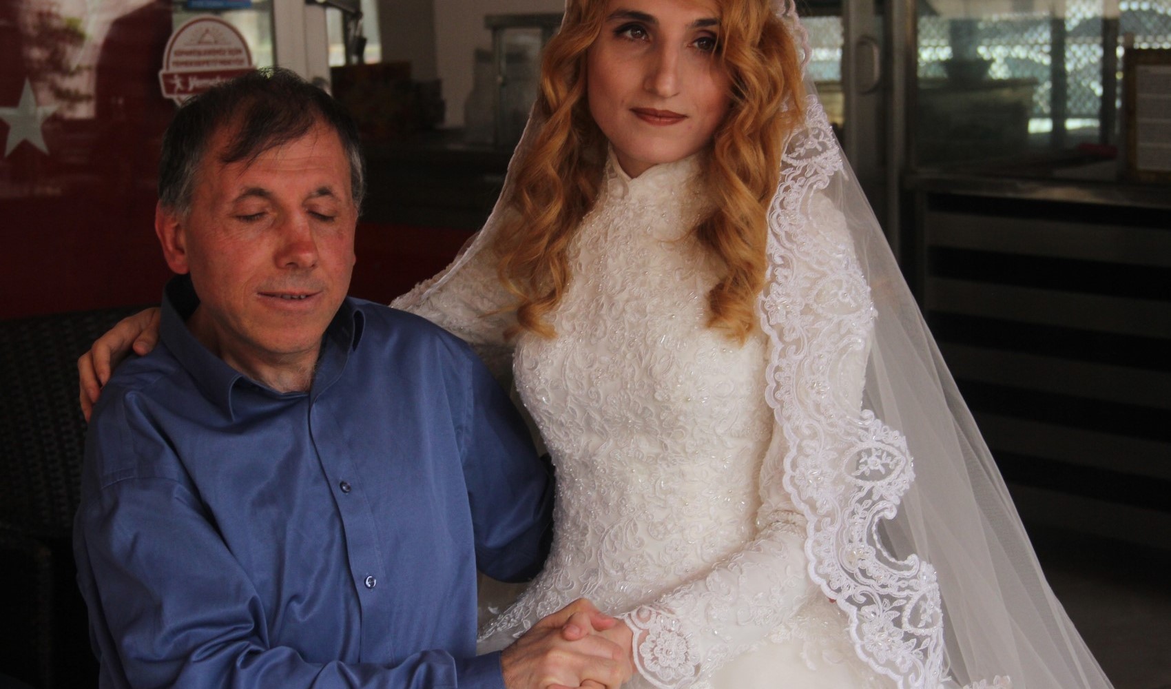 Belediye otobüsünün çarptığı görme engelli öğretmen çift ağır yaralandı