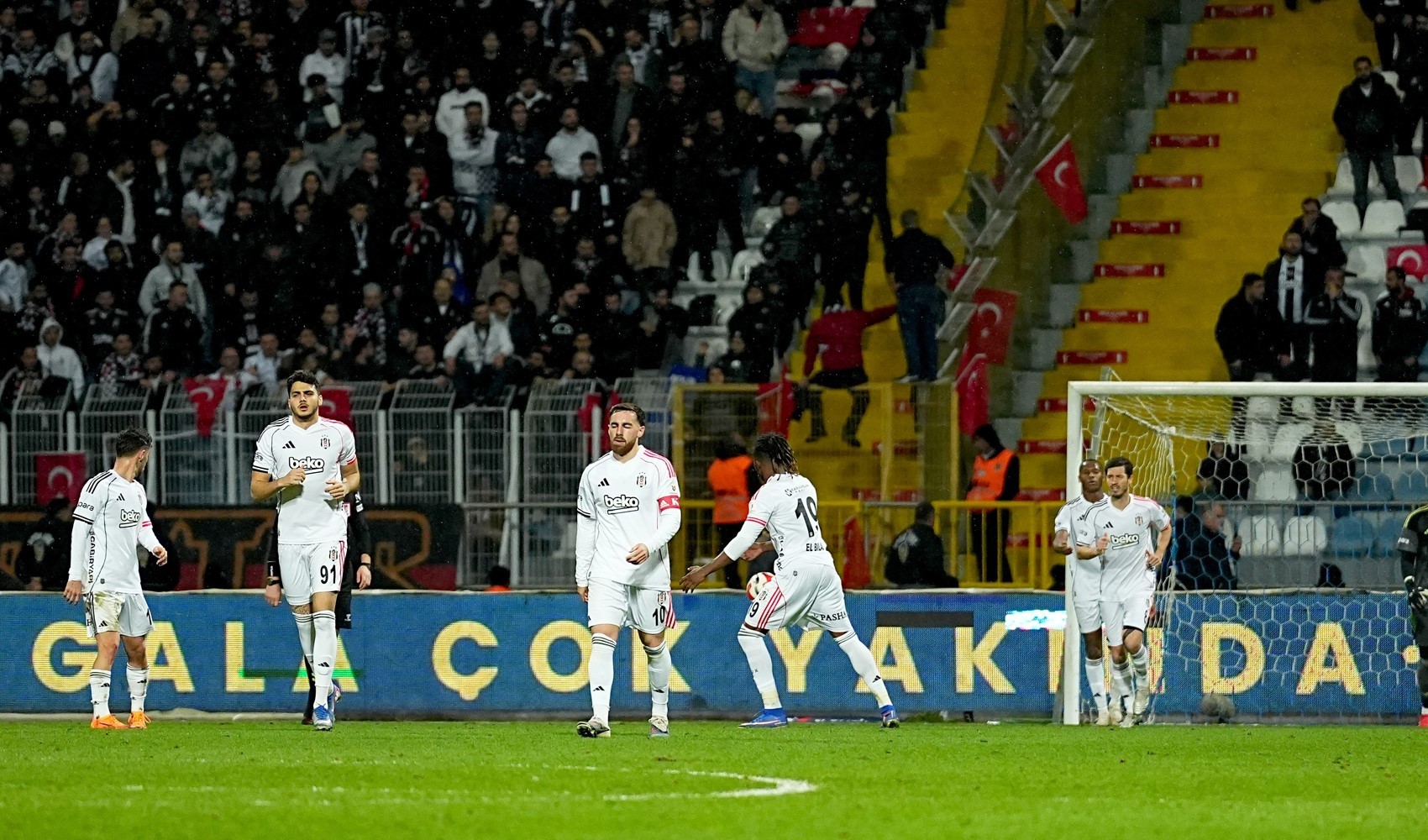 Beşiktaş taraftarından yönetime istifa çağrısı