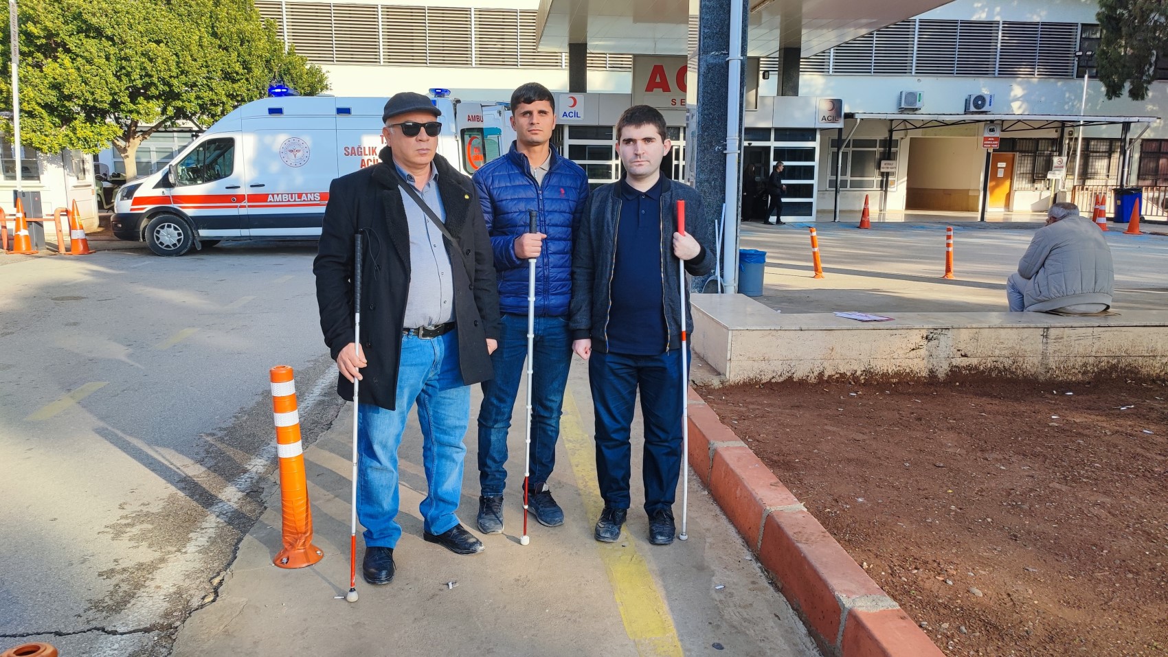 Belediye otobüsünün çarptığı görme engelli öğretmen çift ağır yaralandı