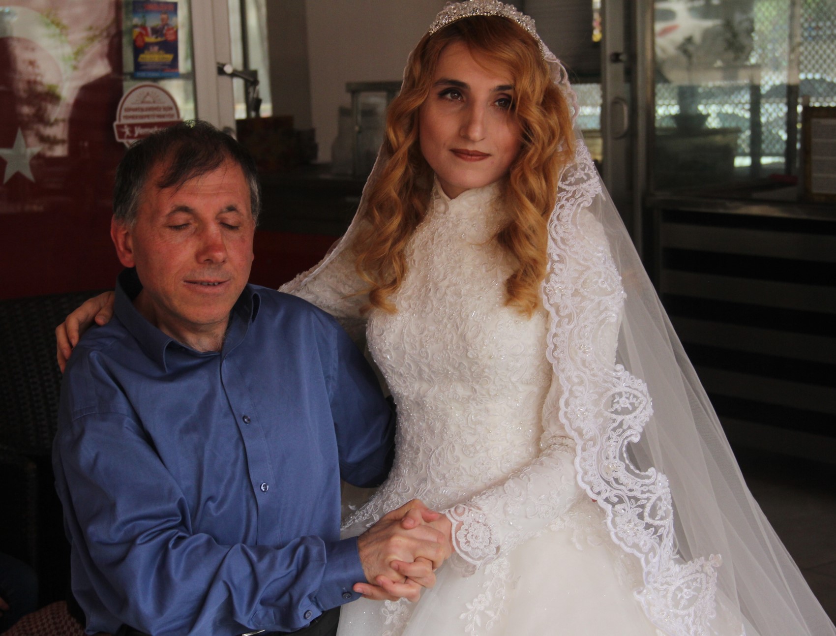 Belediye otobüsünün çarptığı görme engelli öğretmen çift ağır yaralandı