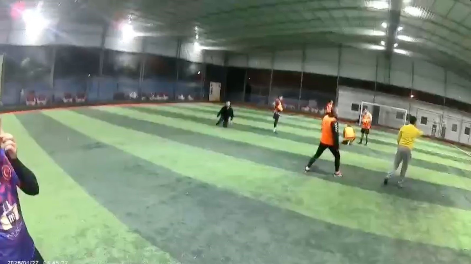 Halı sahanın çatısı çöktü