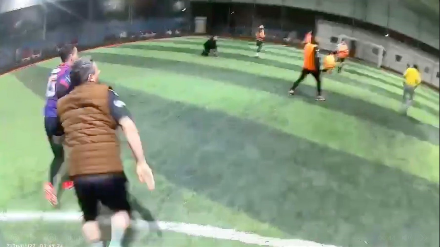 Halı sahanın çatısı çöktü