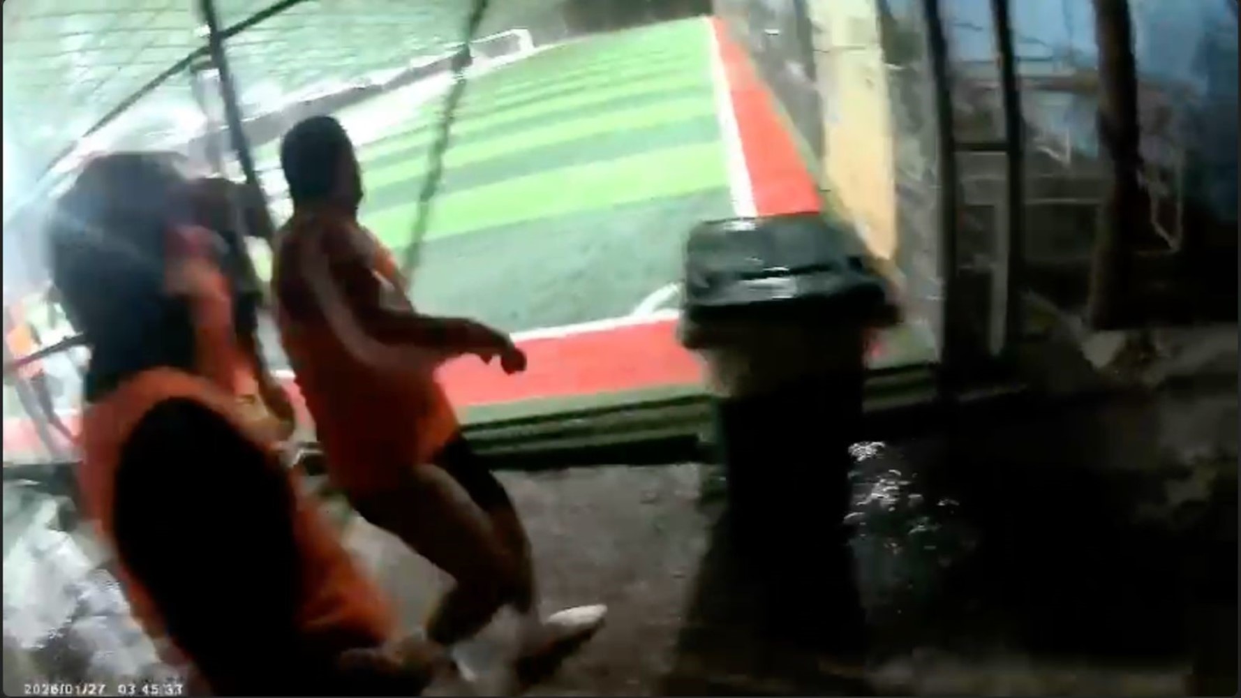 Halı sahanın çatısı çöktü