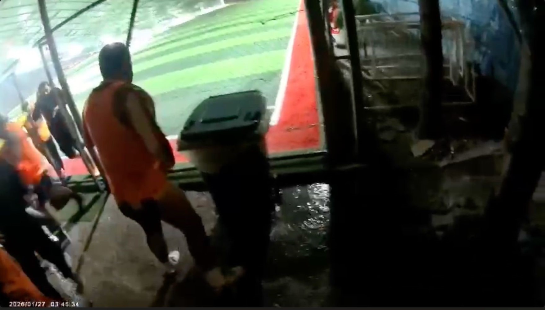 Halı sahanın çatısı çöktü