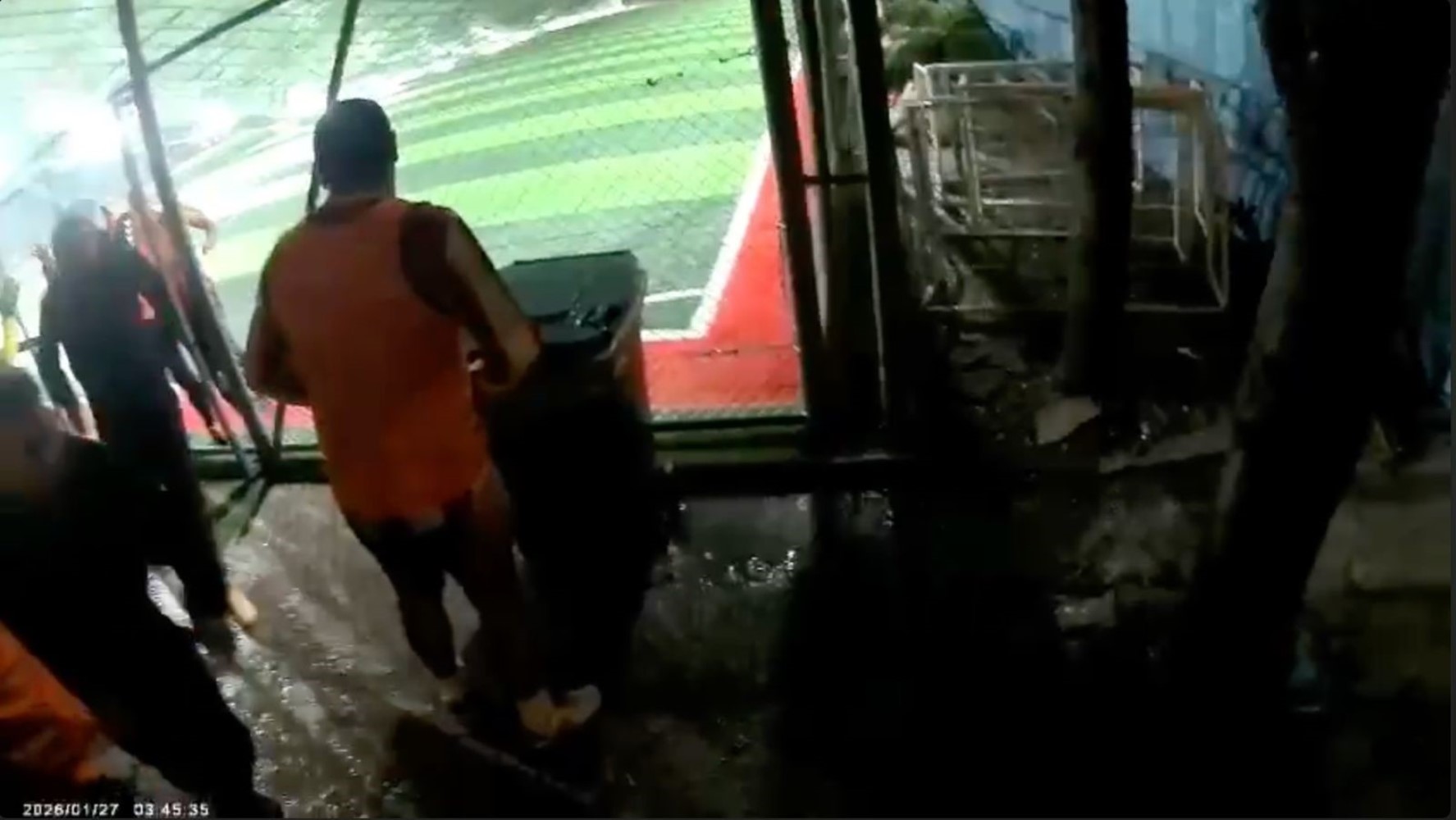 Halı sahanın çatısı çöktü