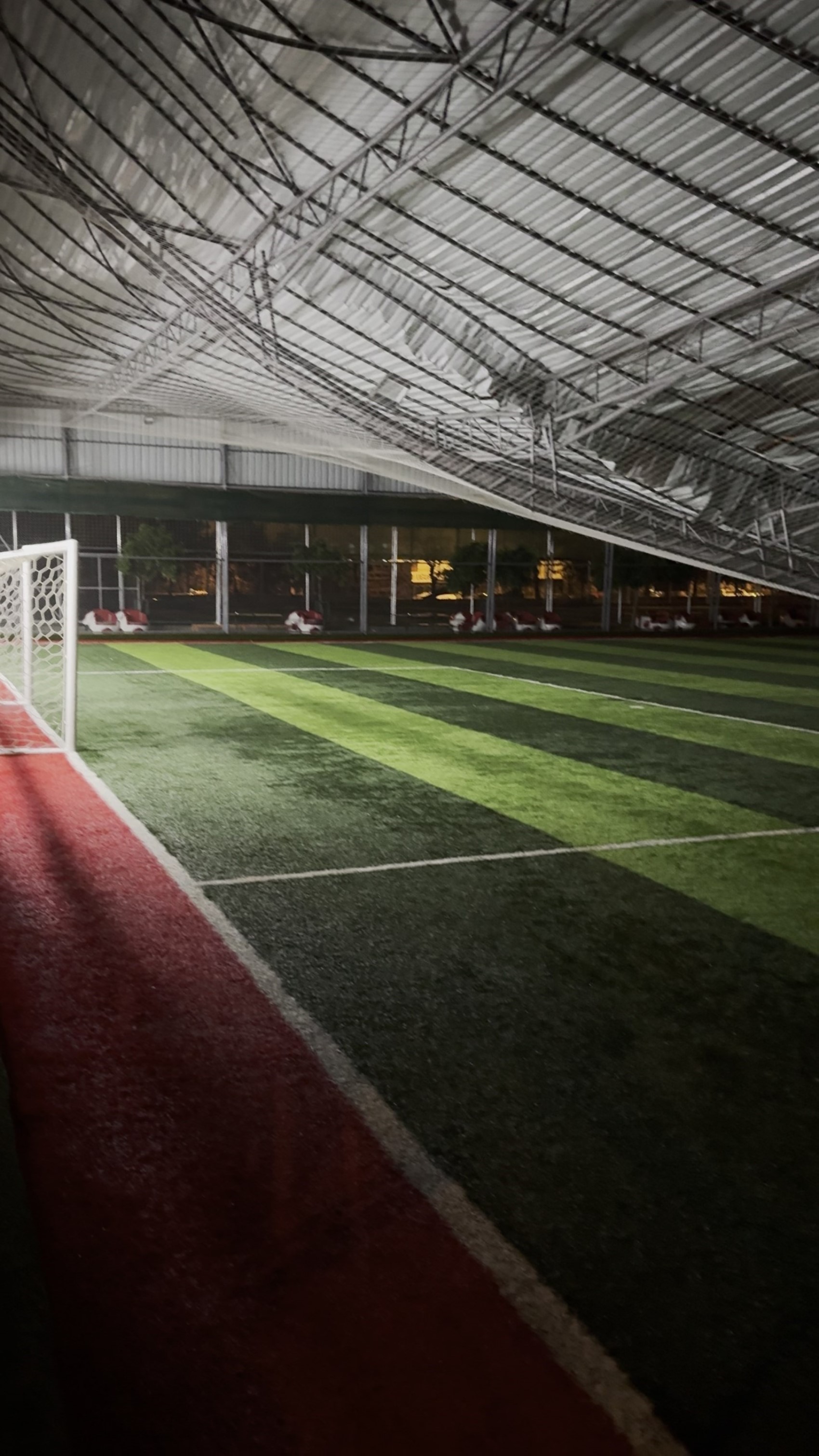 Halı sahanın çatısı çöktü