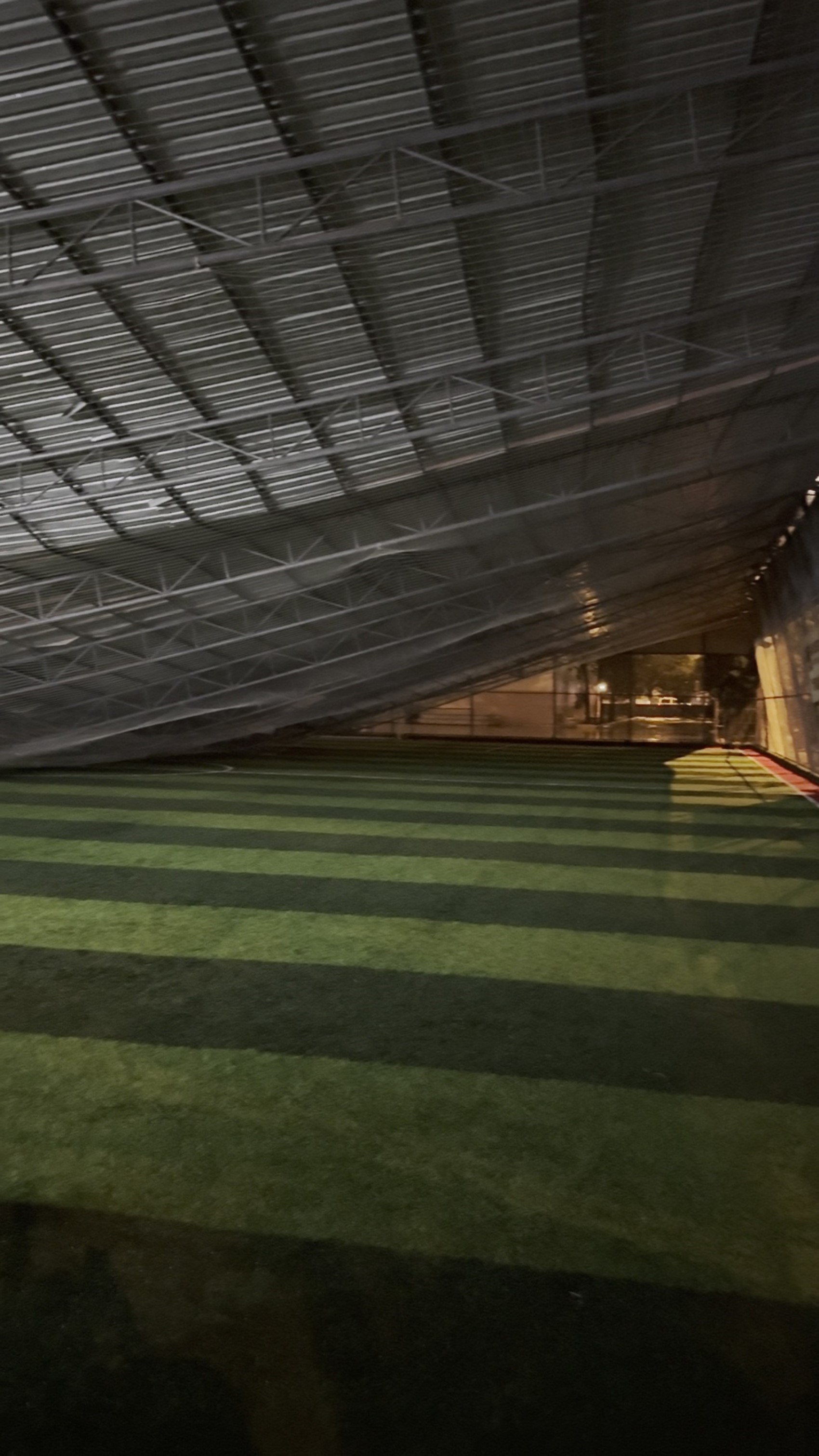 Halı sahanın çatısı çöktü