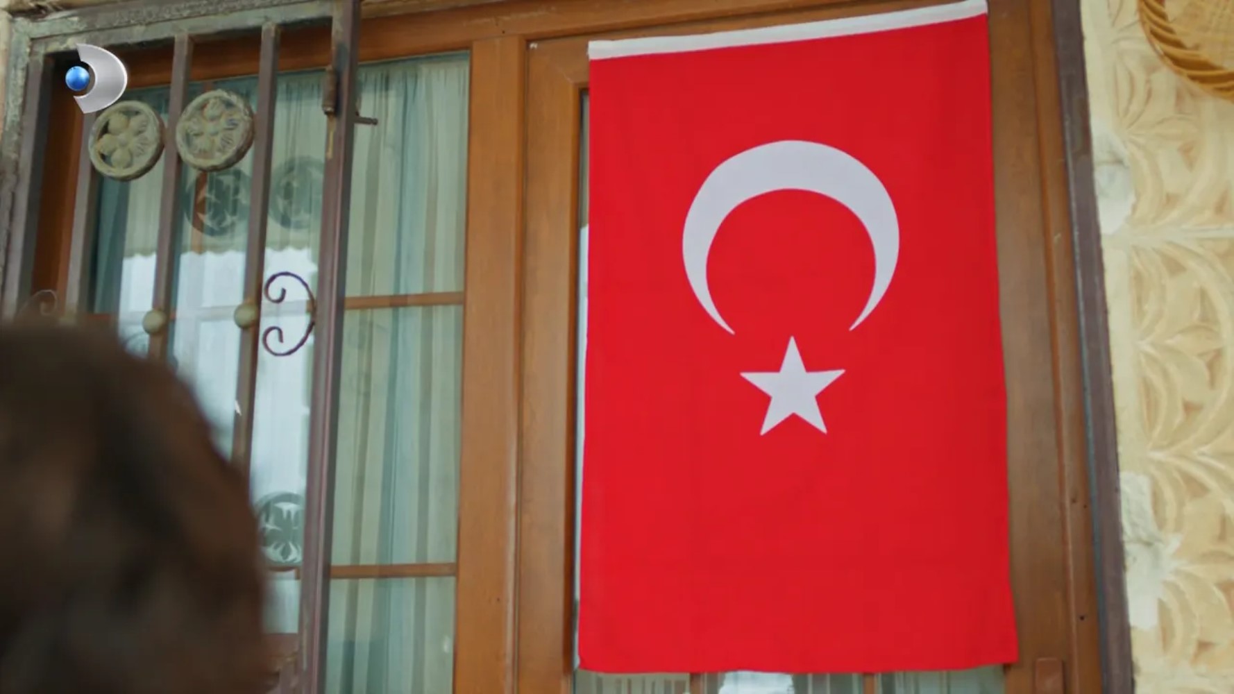 Uzak Şehir dizisinden Türk Bayrağı mesajı