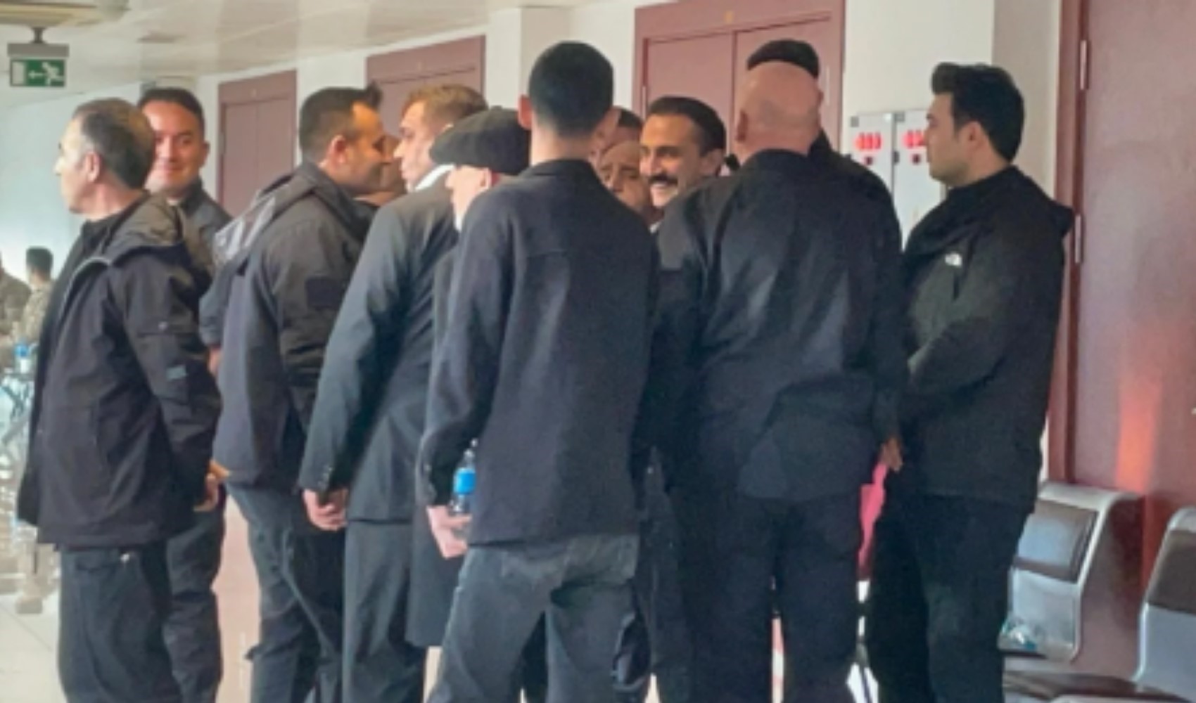 Aziz İhsan Aktaş'a kalabalık koruma ordusu: 'Adalet mülkün temelidir, kaçmadım buradayım'