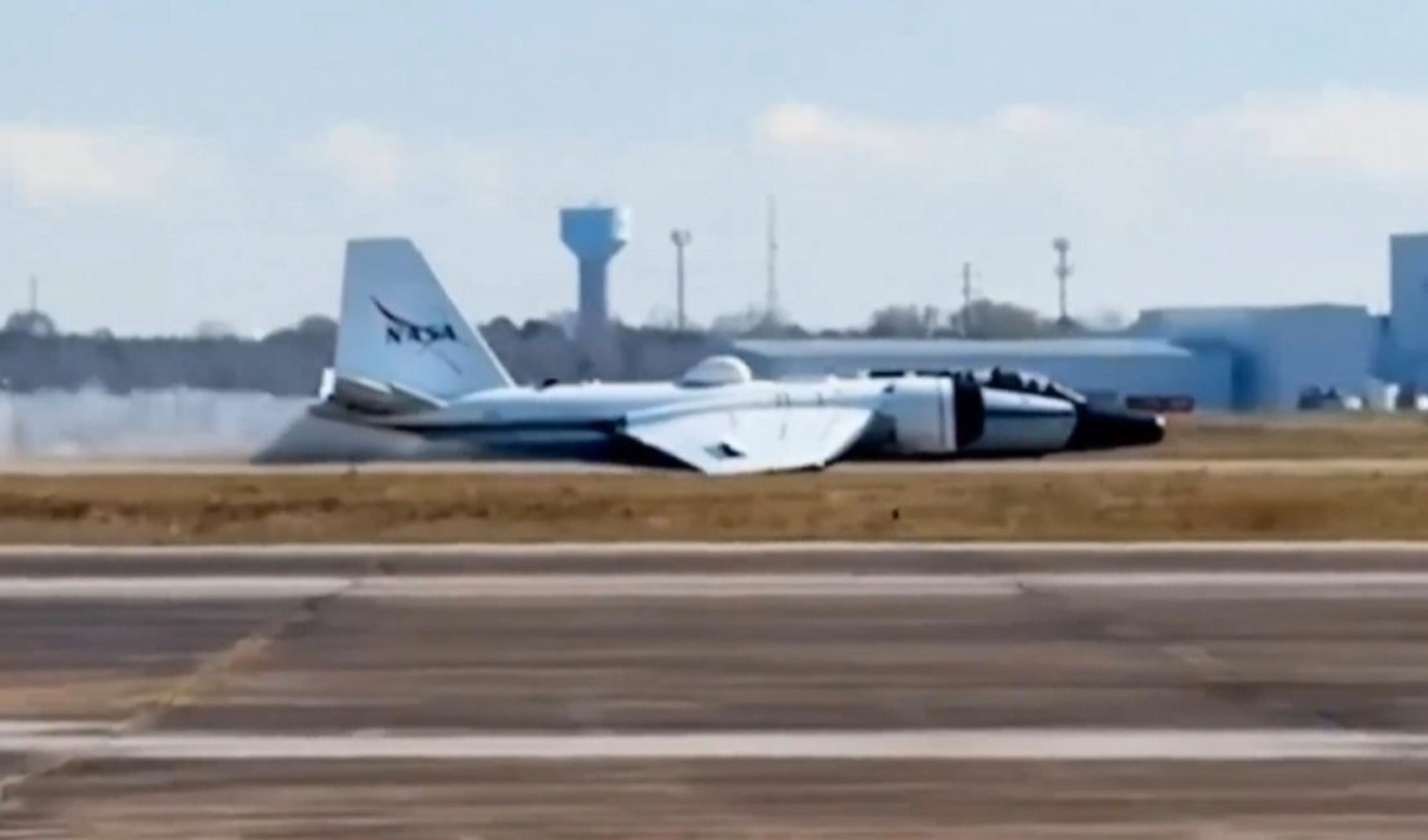 NASA'ya ait araştırma uçağı gövde üzerine iniş yaptı