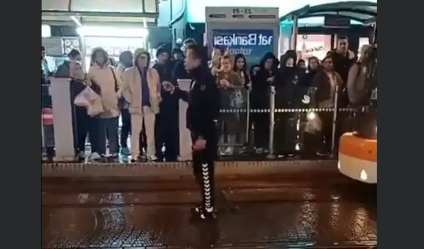 Tramvayı 2 dakika geciktirmekten 3 yıla kadar hapsi istendi...