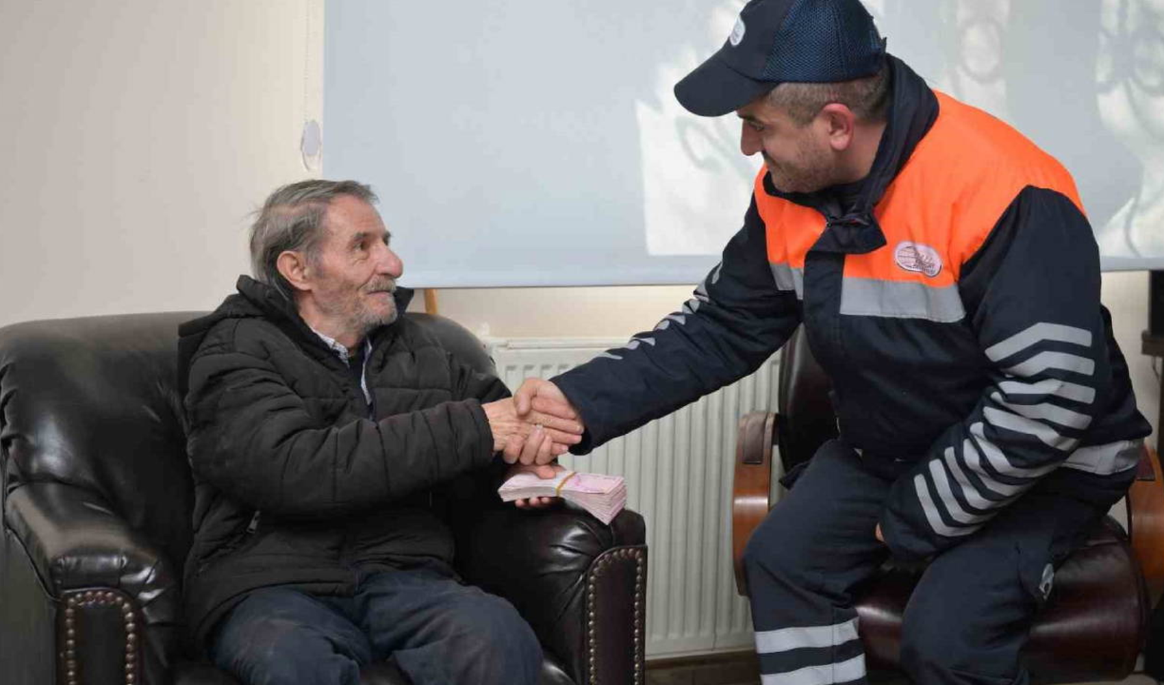 Esenyurt’ta temizlik görevlisinden örnek hareket: Bulduğu parayı sahibiyle buluşturdu