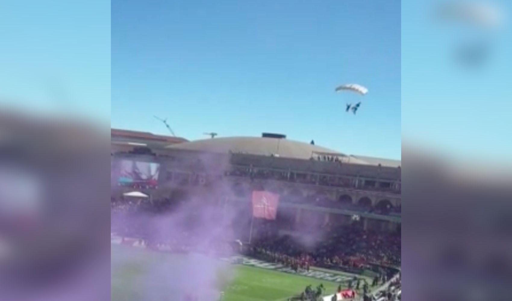 Amerikan futbolu maçı öncesi paraşütçü tribünlere çakıldı: O anlar kamerada