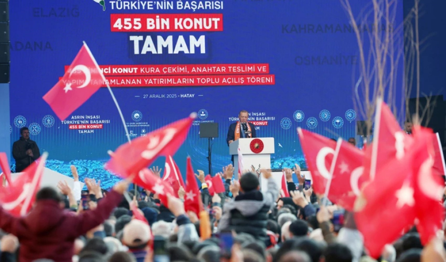 Hatay’daki deprem konutları kura töreninde skandal! Aynı ev 8 aileye çıktı