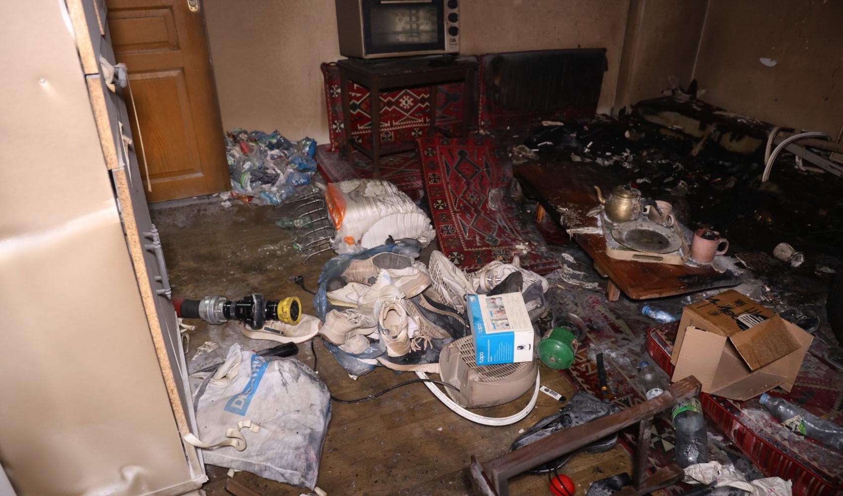 Tüpten tüpe gaz dolumu yaparken evi yaktı