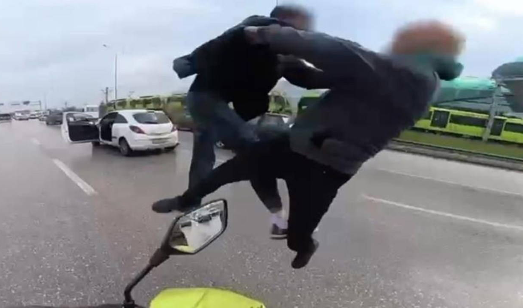 Bursa-İzmir yolunda uçan tekmeli kavga