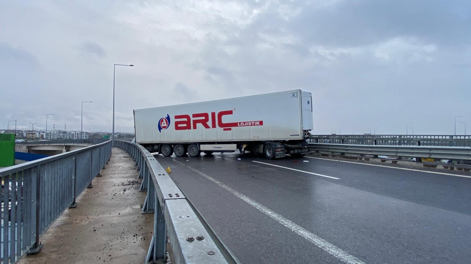 Sağanak beraberinde kazayı getirdi: Kuzey Marmara Otoyolu'nda tır makasladı