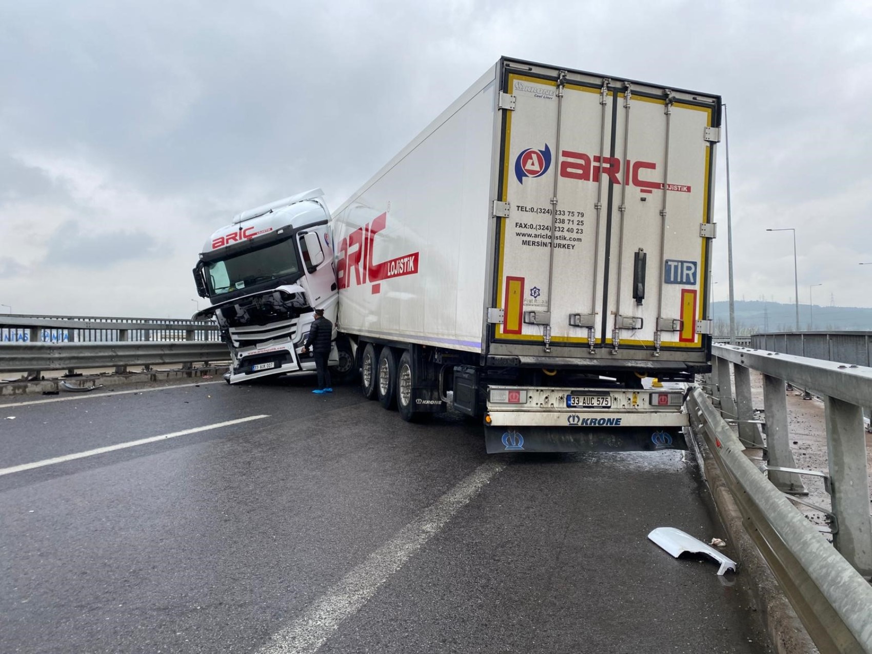 Sağanak beraberinde kazayı getirdi: Kuzey Marmara Otoyolu'nda tır makasladı