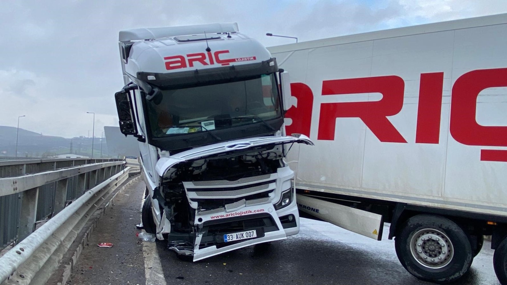 Sağanak beraberinde kazayı getirdi: Kuzey Marmara Otoyolu'nda tır makasladı