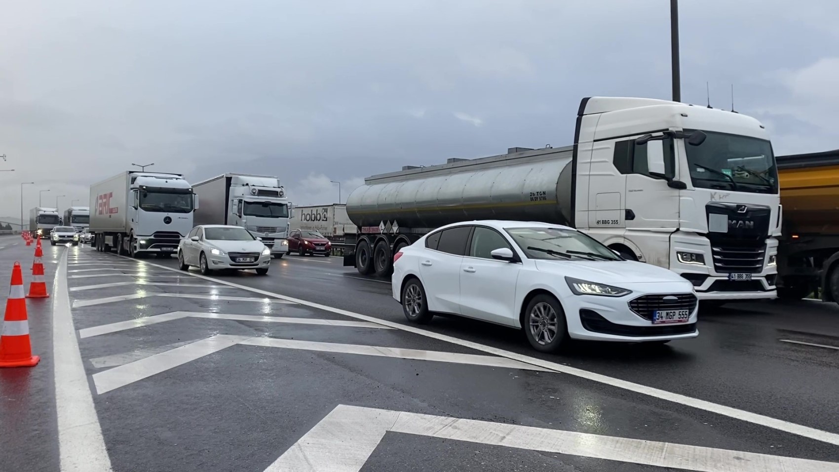 Sağanak beraberinde kazayı getirdi: Kuzey Marmara Otoyolu'nda tır makasladı