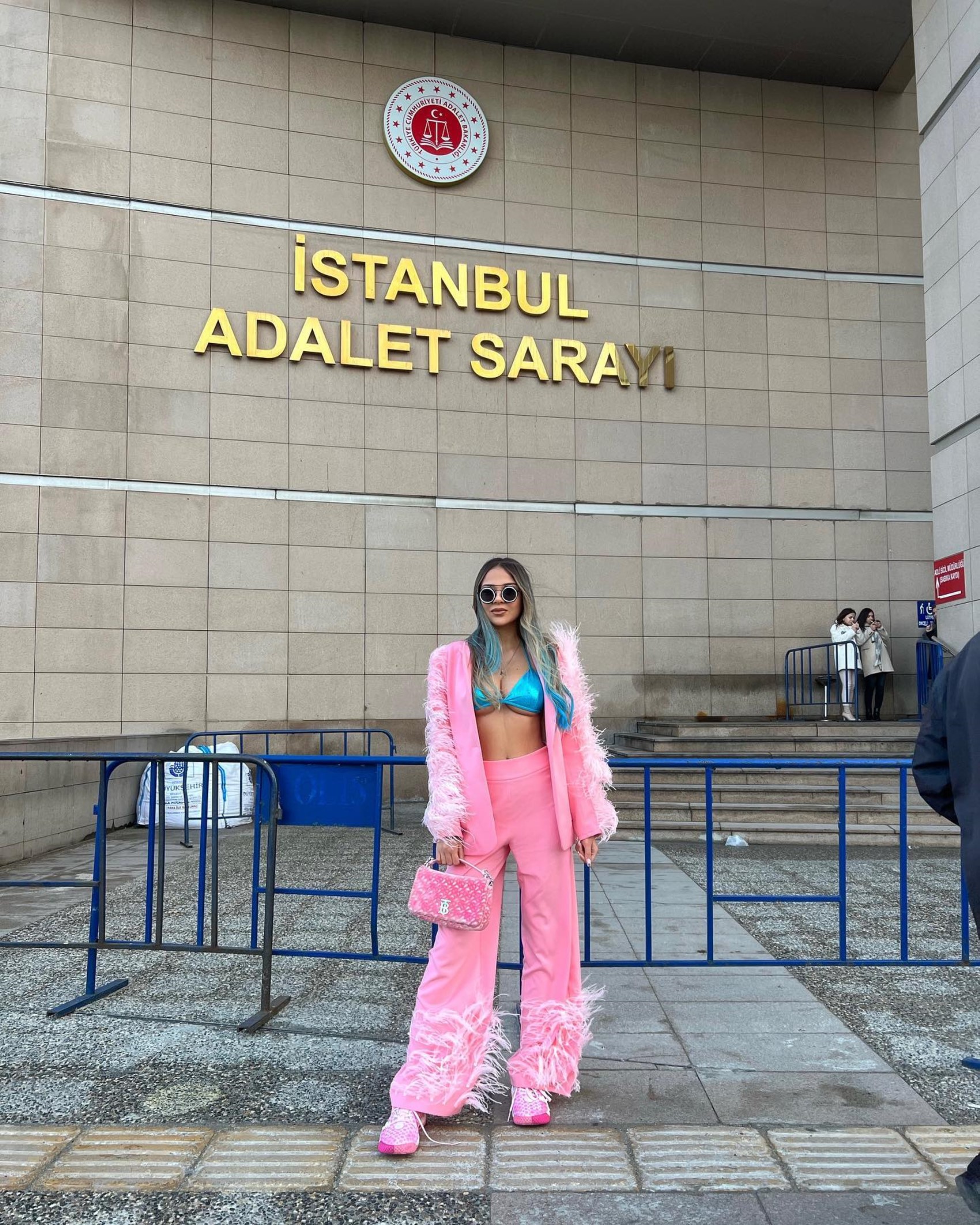 Kısa süre önce Türkiye'yi terk etmişti: Hakkında yakalama kararı çıkarılan Merve Taşkın'dan ilk açıklama! 'Allah her şeyi biliyor ve görüyor...'