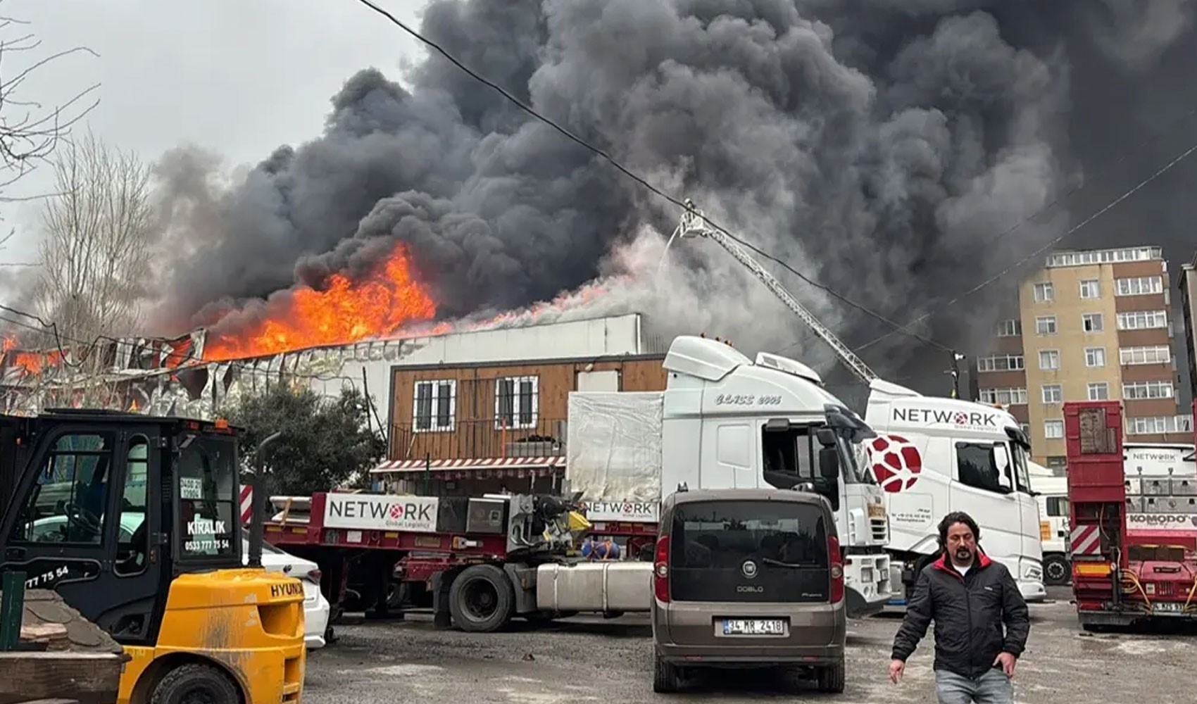 Son Dakika: Ataşehir'de 4 katlı iş yerinde büyük yangın! Dumanlar gökyüzünü kapladı