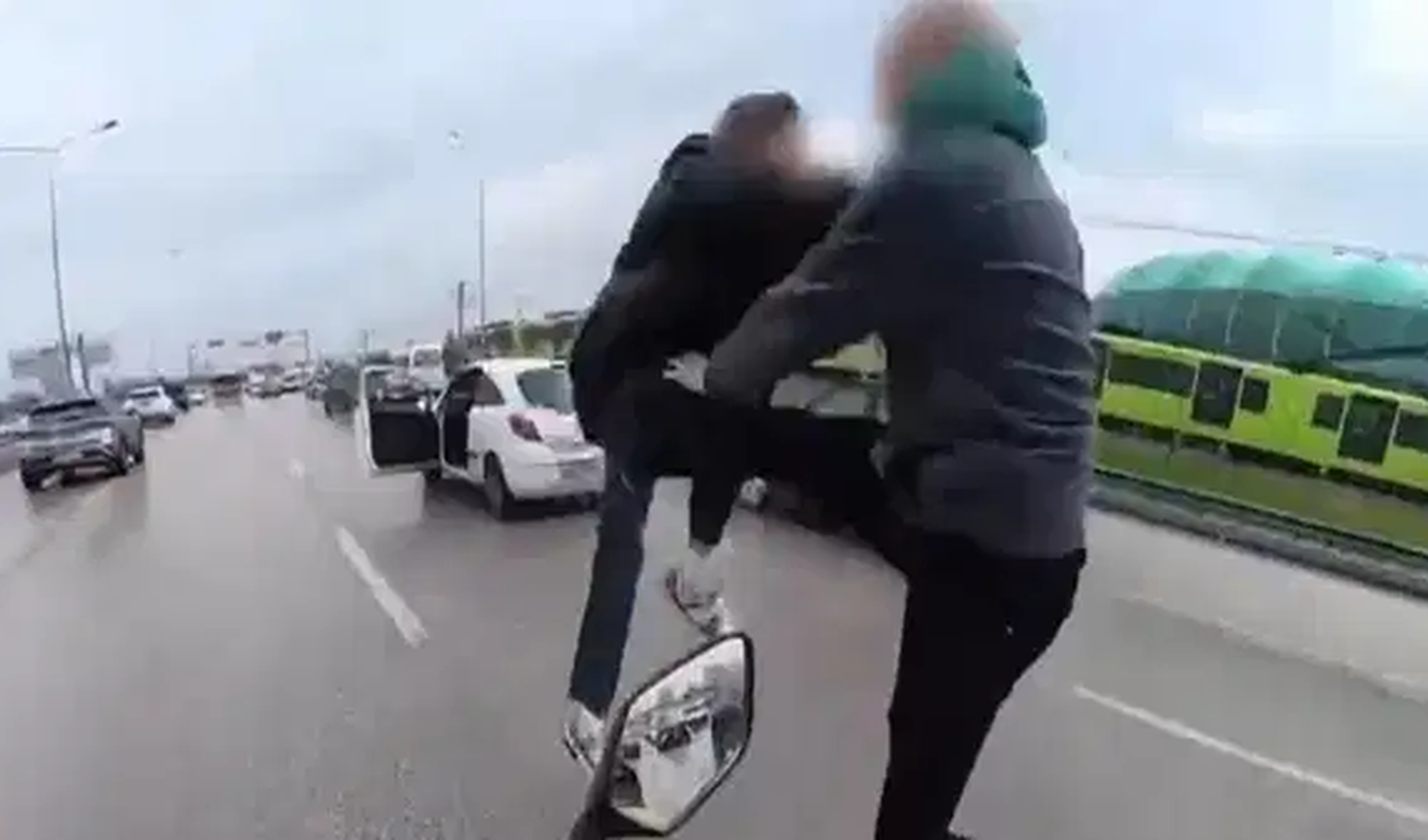 Trafikte uçan tekmeli kavga etmişlerdi
