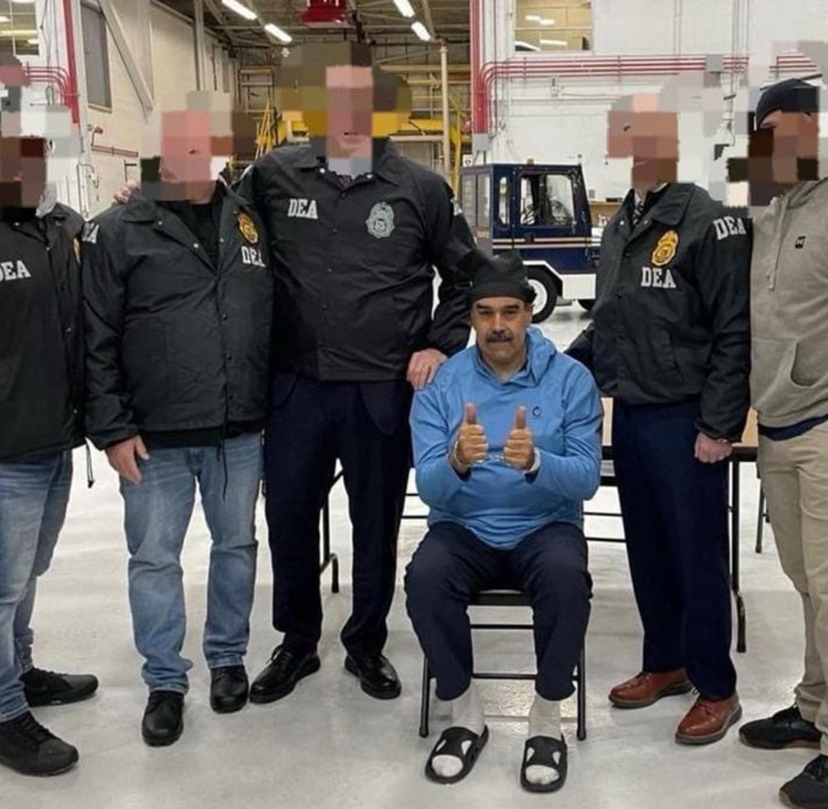 ABD tarafından kaçırılan Maduro'nun yeni fotoğrafları paylaşıldı! Hangi cezaevine götürülecek?