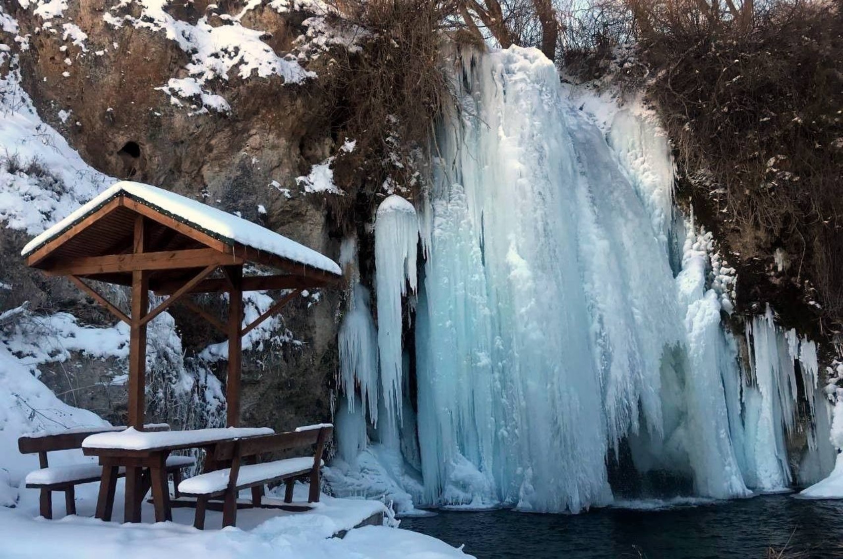 Bayburt’taki Sırakayalar Şelalesi dondu: Kartpostallık manzaralar oluştu