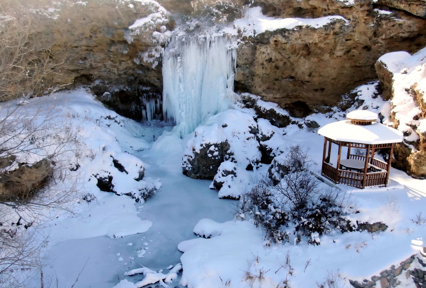 Bayburt’taki Sırakayalar Şelalesi dondu: Kartpostallık manzaralar oluştu