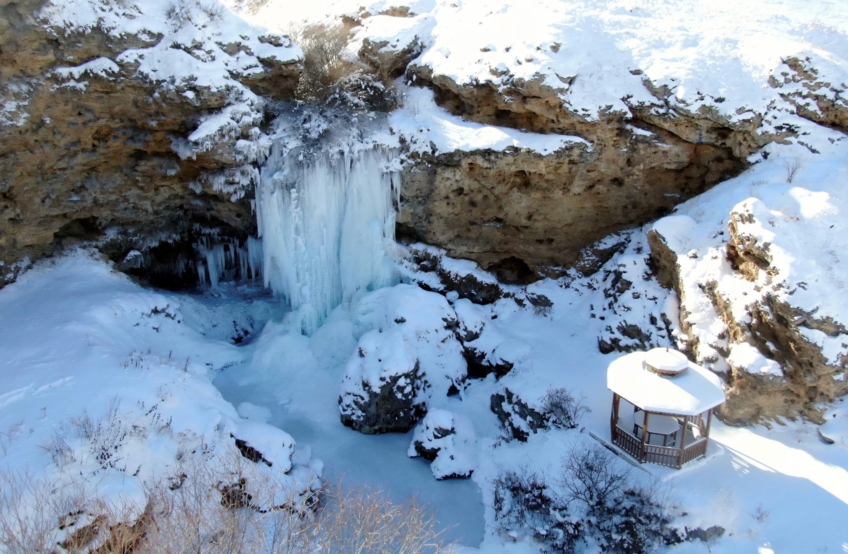 Bayburt’taki Sırakayalar Şelalesi dondu: Kartpostallık manzaralar oluştu