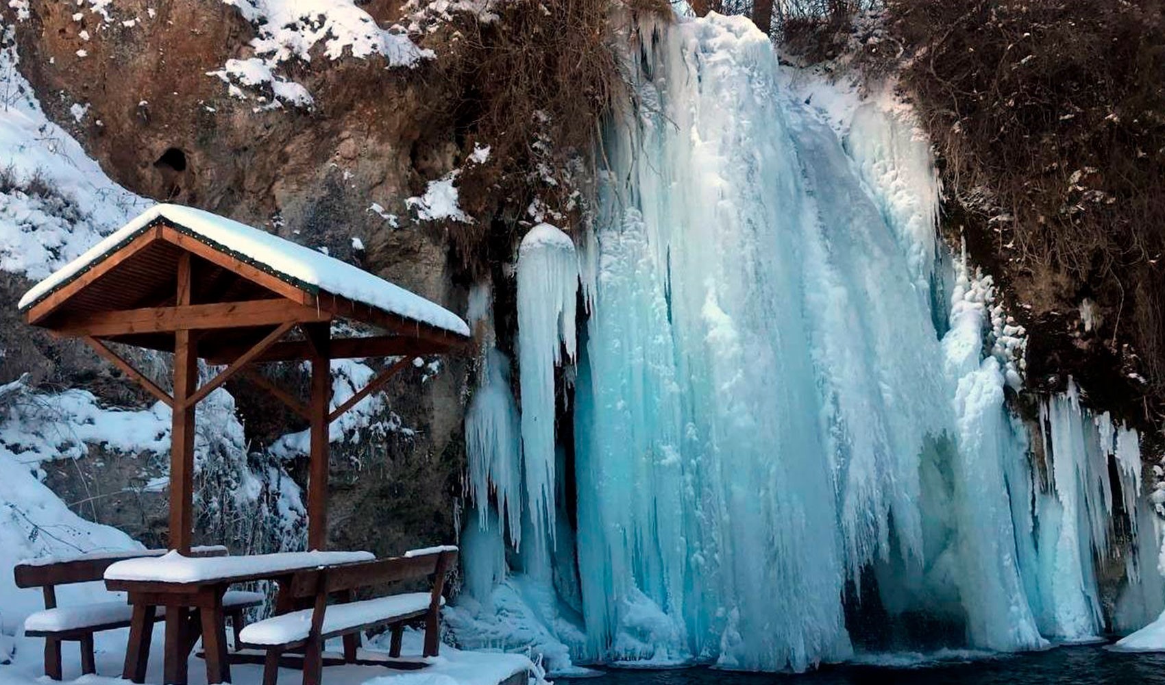 Bayburt’taki Sırakayalar Şelalesi dondu