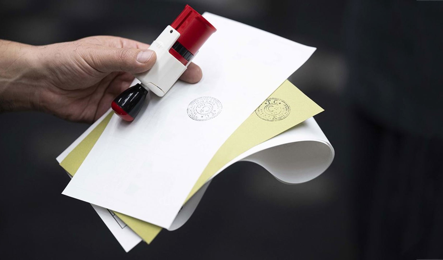 60 ilde yapılan ankette AKP CHP ile farkı kapatıyor! Milliyetçi partinin oyu artarak devam ediyor...