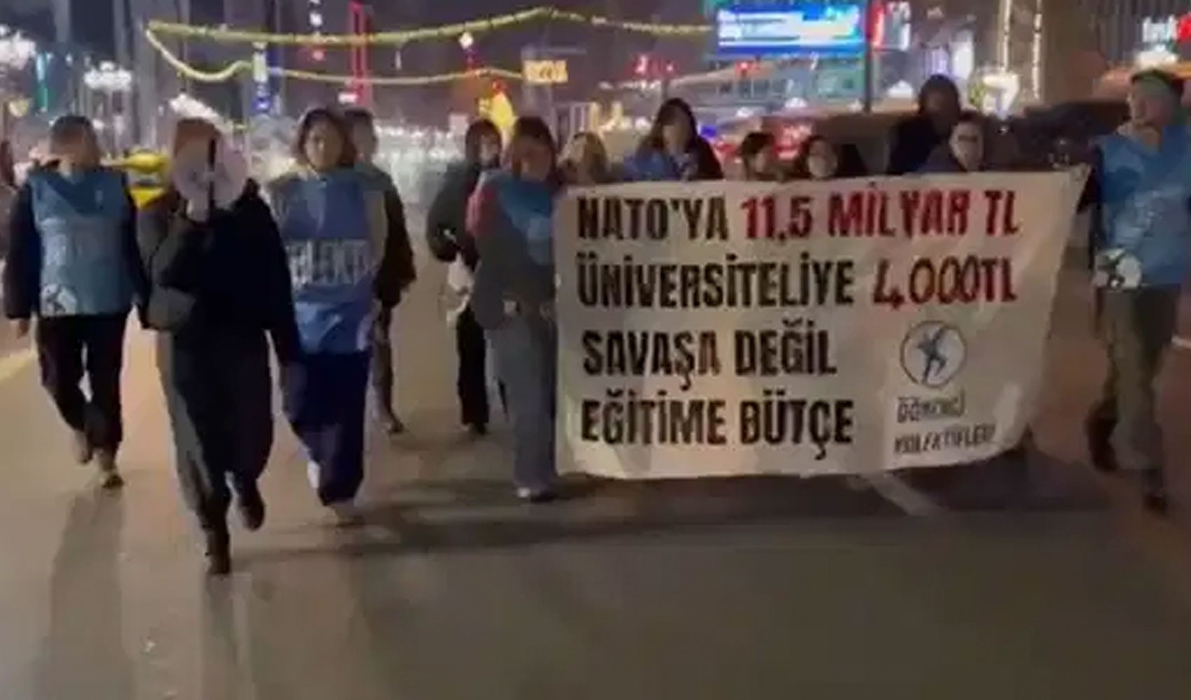 Burs ve kredi zammını protesto eden öğrenciler gözaltına alındı