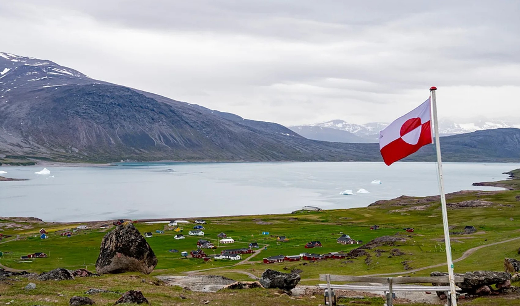 Grönland bayrağı ve arka planda dağlık manzara