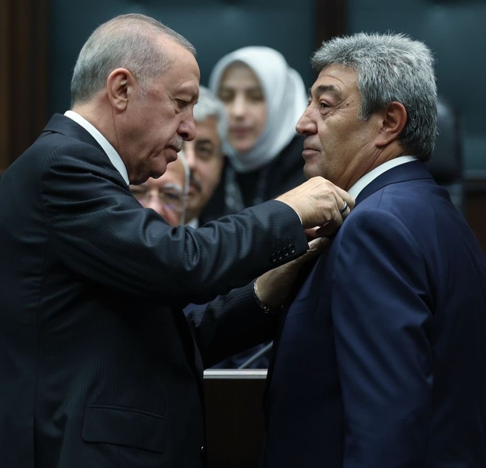 Transfer sayısı 3'e yükseldi: AKP’ye bugün sürpriz bir milletvekili daha katılacak! Rozetlerini Erdoğan takacak...